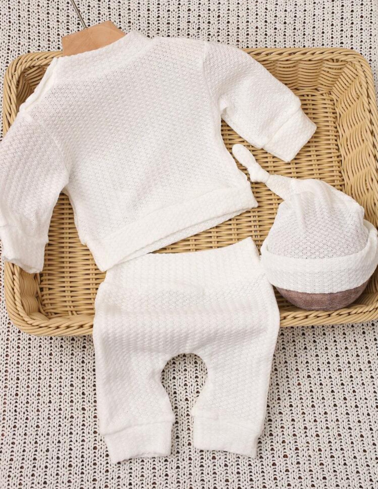 Cozy Newborn “HELLO” Embroidered 3‑Piece Newborn Photo Outfit