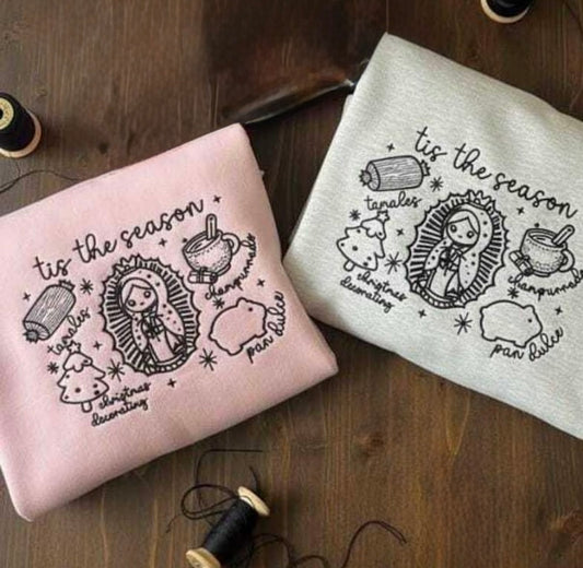Virgin Mary ’Tis the Season Suéter Bordado Christmas Embroidered Crewneck + Sleeve Name (Optional)